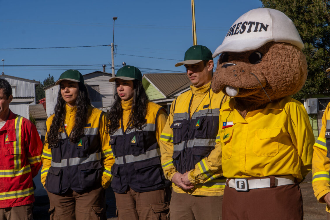 Brigadistas de Conaf junto con Forestín.