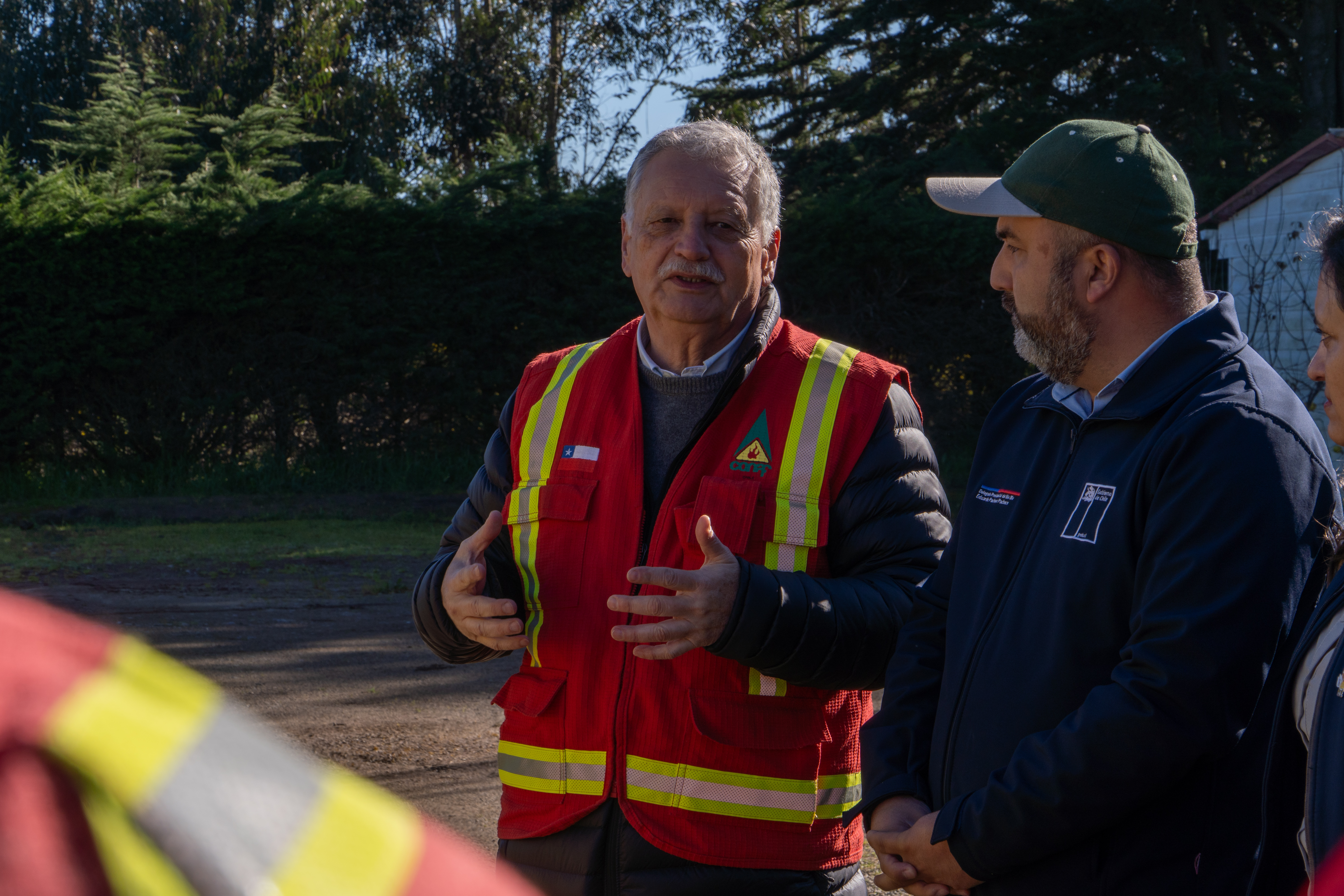 El director de Conaf, Esteban Krause, junto con el delegado presidencial del Biobío, Eduardo Pacheco.